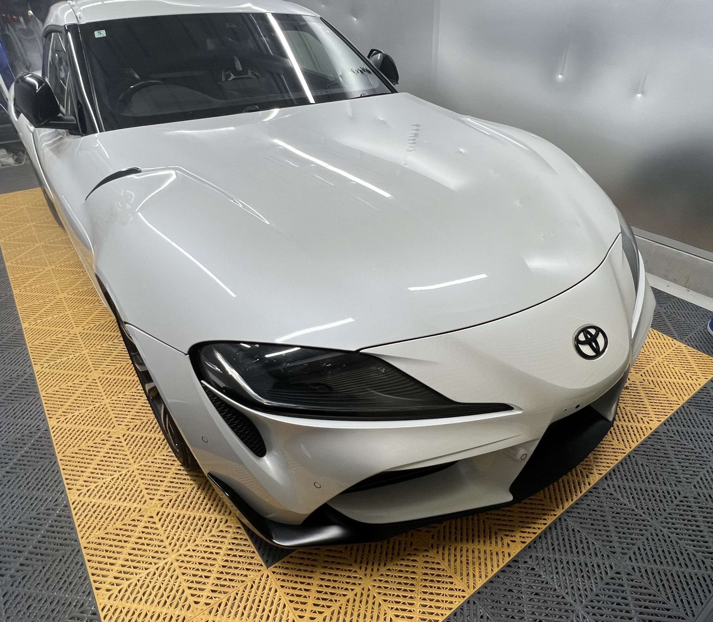 Toyota GR Supra 洗車後 スタジオ内搬入 ミスト降塵 施工準備
